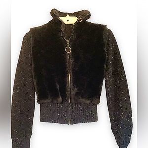 Hot Topic knit Junior sweater in pre owned condition.